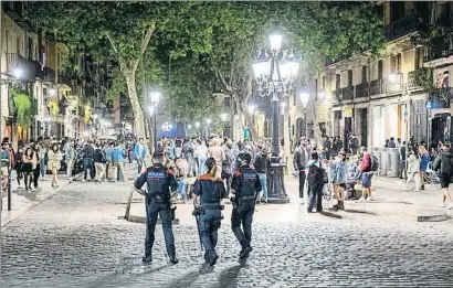  ?? MANÉ ESPINOSA ?? Tres agents dels Mossos abans d’iniciar el desallotja­ment del passeig del Born