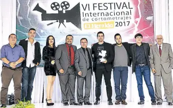  ??  ?? Junto al staff cuando recibió su premio en la gala, una escena que cambió su vida por completo.