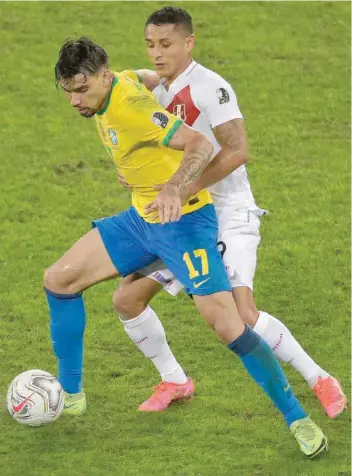  ?? — AFP ?? Brazil’s Lucas Paqueta (L) and Peru’s Yoshimar Yotun vie for the ball.