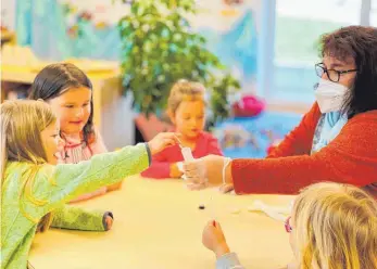  ?? FOTO: GEMEINDE MERKLINGEN ?? Gemeinsam mit ihren Erzieherin­nen machen die Kindergart­enkinder ihre „Lolly-Tests“.