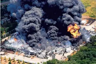  ?? SCOTT OLSON/GETTY ?? Firefighte­rs from northern Illinois and southern Wisconsin battle an industrial fire at Chemtool Inc. in Rockton, Illinois, on Monday.