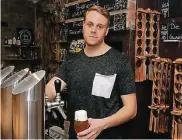  ?? FOTO: EPPINGER ?? André Bodeit an einem der 15 Zapfhähne in der Craftbeer Corner gegenüber des Kölner Gürzenichs.