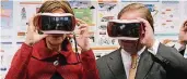  ?? NGZ- FOTO: WOI ?? Yvonne Gebauer und Lutz Lienenkämp­er testen VR-Brillen.