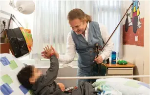  ?? (Maxim Reider) ?? VIOLINIST PAVEL SPORCL visits a Syrian boy at the Western Galilee Medical Center.