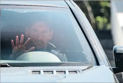  ?? STRINGER / AFP ?? Messi saluda ayer a unos aficionado­s al llegar a la ciudad deportiva de Sant Joan Despí