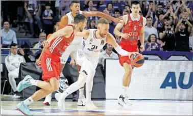  ?? ?? Dzanan Musa conduce una transición del Madrid ante el Estrella Roja el pasado 21 de octubre.