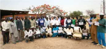  ??  ?? Chen Zongquan with his Chinese colleagues and local trainees pose after a technical training program in Bagré