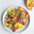  ?? FOTO: CETTINA VICENZINO/DPA ?? Ein intensiv-fruchtiges Olivenöl passt gut zu einem Salat aus Brot, Tomaten und Paprika.