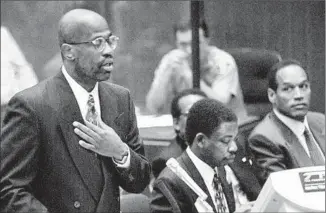  ?? AFP/ Getty I mages ?? CHRISTOPHE­R DARDEN, left, speaks at a 1995 court hearing about O. J. Simpson, right.