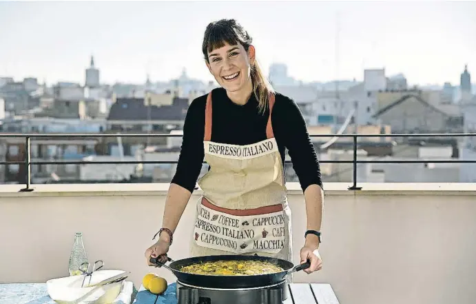  ?? DANIEL GARCIA-SALA ?? Jéssica Albiach, con la paella ya lista, en la terraza de casa de sus padres, en València, en una de sus visitas recientes a su ciudad natal