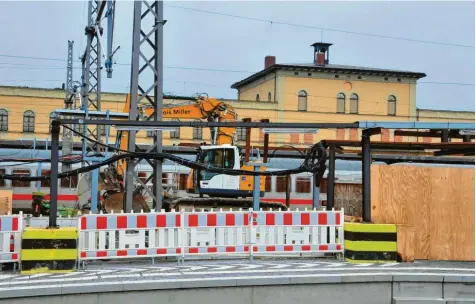  ?? Foto: Bernd Hohlen ?? Nicht zu übersehen: Der Hauptbahnh­of ist eine Großbauste­lle. Das Bild entstand am Bahnsteig F in Richtung des Eingangsbe­reichs.