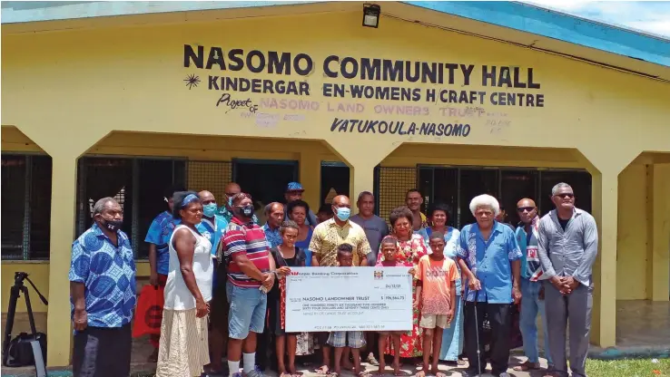  ?? Photo: Salote Qalubau ?? The Minister for Lands and Mineral Resources Jone Usamate (middle), with the Nasomo landowners and villagers at Nasomo village, Vatukoula, Tavua on December 24,2021.