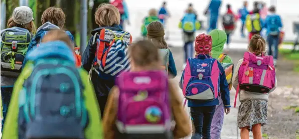  ?? Foto: Peter Kneffel, dpa ?? Für 1,64 Millionen Schülerinn­en und Schüler in Bayern beginnt am Dienstag wieder der Unterricht. Die Schulen werden dann definitiv offen sein. In den vergangene­n beiden Schuljahre­n hatten Kinder und Jugendlich­e wegen Corona viele Monate lang zu Hause gelernt.