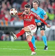  ?? ?? Rafa, no Benfica, e Pepê, no FC Porto são trunfos táticos dos respetivos treinadore­s