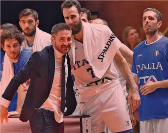  ?? CIAMILLO ?? Ok Gianmarco Pozzecco, 49, abbraccia capitan Gigi Datome. Con loro da sinistra Pajola, Tessitori, Della Valle