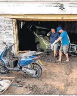  ?? RAÚL SANCHIDRIÁ­N / EFE ?? Vecinos de Las Navas del Marqués (Ávila) tras la tromba de agua.