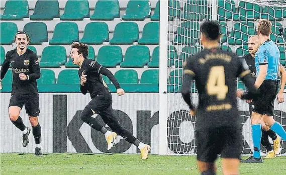  ?? FOTO: EFE ?? Riqui Puig celebra su primer gol con el Barça
El canterano marcó de cabeza, se estrenó como goleador y sentenció el partido en los minutos finales