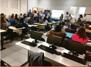  ?? Prefeitura de Apucarana/Divulgação ?? Educadores de Apucarana aprendem a integrar as novas tecnologia­s às salas de aula