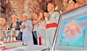  ??  ?? Iraqi Kurdish Zoroastria­n take part in a ritual ceremony in an ancient and ruined temple of the Zoroastria­n religion in the Iraqi Kurdish town of Darbandikh­an