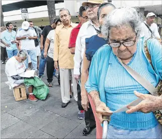  ?? ÁLEX LIMA / EXPRESO ?? Costumbre. Los adultos mayores repletan las filas para el pago del impuesto durante los primeros días.