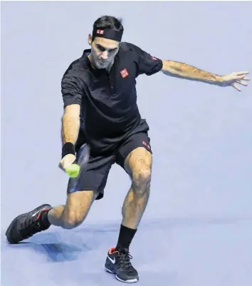  ?? AP ?? Roger Federer zeigte im letzten Gruppenspi­el gegen Novak Djokovic eine meisterhaf­te Leistung.