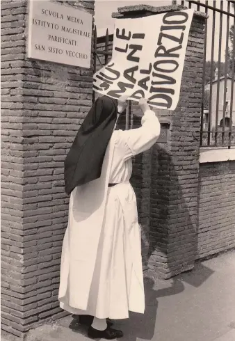  ?? ?? PIERO RAVAGLI
Roma. Una suora rimuove dalla facciata dell’Istituto San Sisto Vecchio un cartello pro divorzio. Via Druso, primi anni 70 (immagine tratta dal libro «Divorzio» di Edoardo Novelli e Gianandrea Turi, edito da Carocci, recensito in basso)