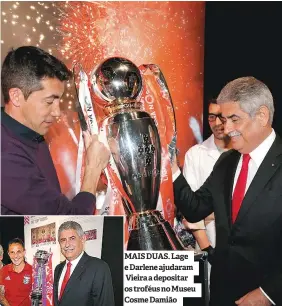  ??  ?? MAIS DUAS. Lage e Darlene ajudaram Vieira a depositar os troféus no Museu Cosme Damião