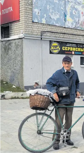  ?? ?? Ljudi se još uvijek boje povratka Rusa. Život pod okupacijom nije bio lak. Središte grada je oštećeno u napadma. Na slici je Vadim (72) u potrazi za hranom