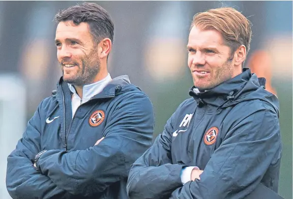  ?? Picture: SNS Group. ?? Robbie Neilson with Laurie Ellis at training in St Andrews after confirming the coach is staying on at Tannadice.