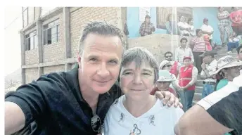  ??  ?? Olivier Gesbert aux côtés de Sylvie Dumans, lors d’une fête donnée dans les quartiers défavorisé­s de Lima.