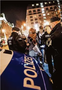  ??  ?? Auch in diesem Jahr wird es ein Böllerverb­ot in der Altstadt geben. Voriges Jahr kontrollie­rten Polizeibea­mte die Taschen der Besucher.