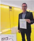  ?? FOTO: GSA ?? Vertriebsl­eiter Siegfried Weyherter ist stolz auf den Materialic­a Award in Gold, den die GSA für einen neuen Werkstoff erhalten hat.