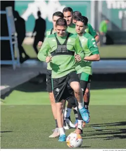  ?? JUAN CARLOS MUÑOZ ?? Joaquín Sánchez, con Bartra en segundo plano.