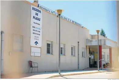  ?? RAFA GONZÁLEZ ?? Fachada de la residencia de ancianos La Purísima, en Almería, la única medicaliza­da de Andalucía.