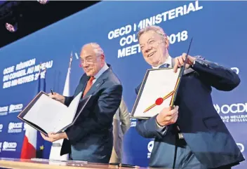 ??  ?? El presidente colombiano, Juan Manuel Santos Calderón (der.), y el secretario general de la Organizaci­ón para la Cooperació­n y el Desarrollo Económico, Ángel Gurría, posan tras firmar el acuerdo de entrada de Colombia en la OCDE.