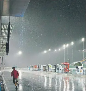  ?? FOTO: TWITTER ?? GP Qatar’2009 Diluvió antes de la salida de MotoGP y se pasó la carrera al lunes