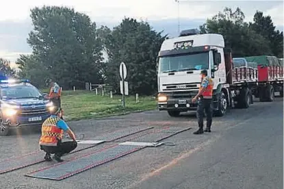  ?? (GOBIERNO DE LA PROVINCIA) ?? Atrapado. El camión sobrecarga­do fue pesado por la Caminera en la Ruta 36.