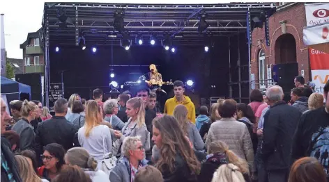  ?? ARCHIVFOTO: WOLFGANG KAISER ?? Die erste Auflage des „Summer Tune“im vergangene­n Jahr fand noch auf dem Kaiserplat­z statt.
Die Organisato­ren des City-Fes
tes und des DJ-Events, Kai Hoffmann, Andreas Bremer, Martin Sommer
kamp, Annett Hannemann, DJ Leon Brooks und Thomas Mathes, freuen sich auf die Veranstal
tungen.