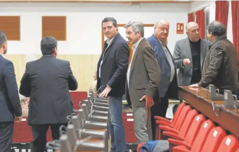  ?? // VALERIO MERINO ?? El alcalde junto al presidente de Urbanismo antes de iniciar la reunión en el Salón de Plenos