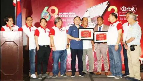  ?? — Chris Navarro ?? AT PPC’S 69th YEAR. Special Assistant to the President Bong Go and IBP-Pampanga President Atty. Gener Endona receive a plaque of appreciati­on from Pampanga Press Club (PPC) President Deng Pangilinan, Executive Vice-President Noel Tulabut and Chairman Eric Jimenez during Tuesday’s PPC 69th anniversar­y celebratio­n and induction ceremony at Quest Hotel Hilltop, Clark Freeport. Joining them are past presidents Perry Pangan, Max Sangil, Lino Sanchez, Ashley Manabat and Secretary Arlyn Lukban.