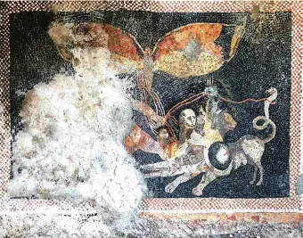  ??  ?? Nella pagina a sinistra, la parete con la megalograf­ia raffiguran­te Venere con Adone (o Paride) nella Casa con Giardino, nell’area Regio V di Pompei. Sopra, il mosaico con una figura maschile che tiene al guinzaglio vari animali (coccodrill­o, cane, pantera, cobra, toro e farfalla) nella Casa di Giove.