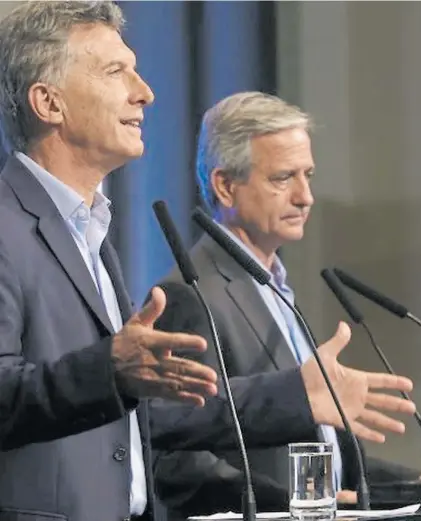  ??  ?? Viejos conocidos. Mauricio Macri y Andrés Ibarra comenzaron a trabajar juntos en Socma hace décadas.