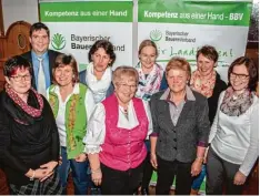  ?? Foto: Graupner ?? Wahlleiter Markus Müller gratuliert­e dem neuen Vorstand der Landfrauen im Kreis verband Augsburg: (von links) Andrea Mayr, Iris Foag, Viktoria Hartl, Brigitte Mayr, Simone Miller, Elisabeth Zott, Martina Grob und Marion Heimbach.