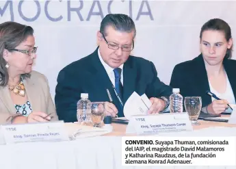  ??  ?? CONVENIO. Suyapa Thuman, comisionad­a del IAIP, el magistrado David Matamoros y Katharina Raudzus, de la fundación alemana Konrad Adenauer.