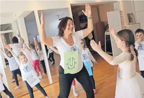  ?? NGZ-FOTO: WOI ?? Fremdsprac­hen lernen leicht gemacht: Tanzpädago­gin Miki-Mileva Mircevska bringt Kindern singend, tanzend und spielerisc­h Vokabeln bei.