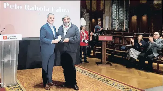  ?? EP ?? El tinent d’alcalde Jaume Collboni lliura la Medalla de la Ciutat a Peio Rahola Fabra, un dels quatre nets del mestre