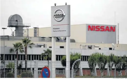  ?? ALEJANDRO GARCÍA / EFE ?? Vista exterior de la planta de Nissan en la zona franca de Barcelona, que planea cerrar.