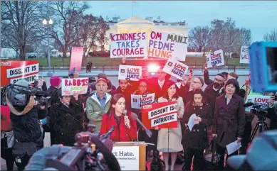  ?? ANDREW HARNIK / ASSOCIATED PRESS ?? People protest against US President Donald Trump’s new travel ban outside the White House on Monday.