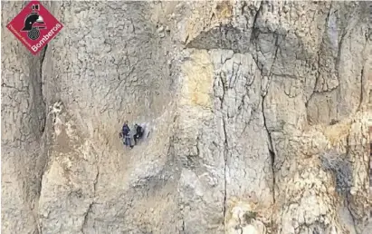  ?? Foto: Provinzfeu­erwehr ?? Verloren am Felsen: Das Paar konnte von Einsatzkrä­ften gerettet werden.