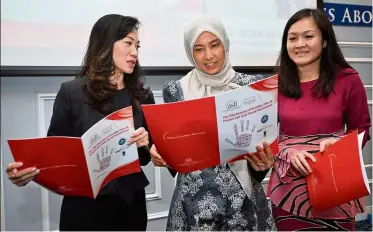  ??  ?? Changing mindsets: (from left) ong, Nurul Izzah and managing director of sunway Integrated Properties sdn bhd sarena Cheah at the launch of the report ‘The effectiven­ess of existing Laws to Prevent and Curb sexual harassment’ at bandar sunway.